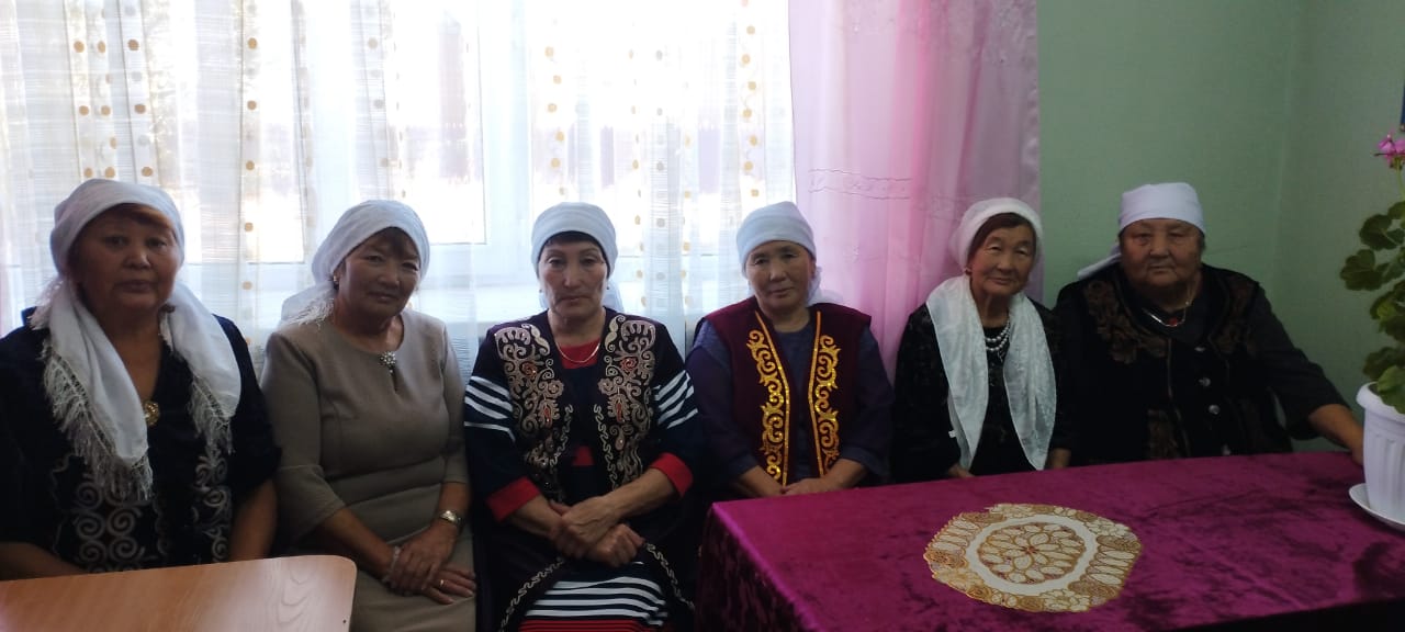 25 октября Әжелер мектебі провели круглый стол ко Дню Республики