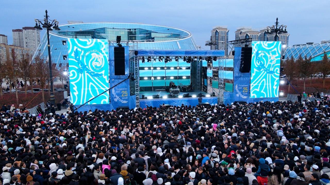 Сотни горожан собрались у монумента “Қазақ елі”: как в Астане отметили День Республики