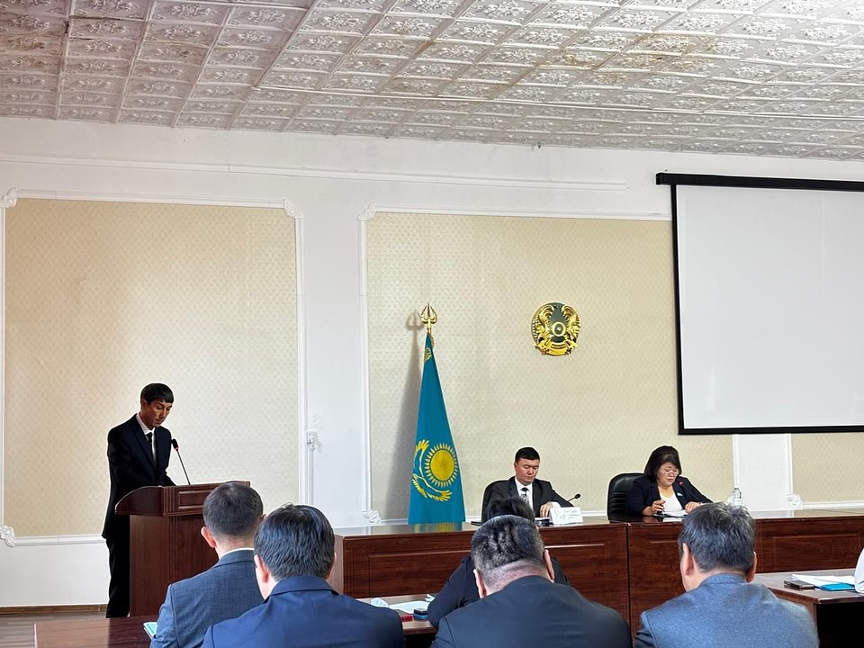 Порно қызды айналып өтіп, жопта трахает.