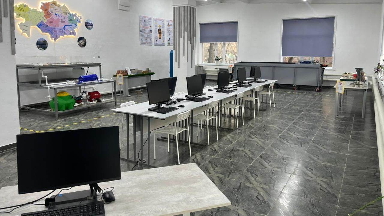 «Көңілді және жалаңаш» шоудан эротикалық фото Әдемі итальяндық жігіттердің жалаңаш суреттері