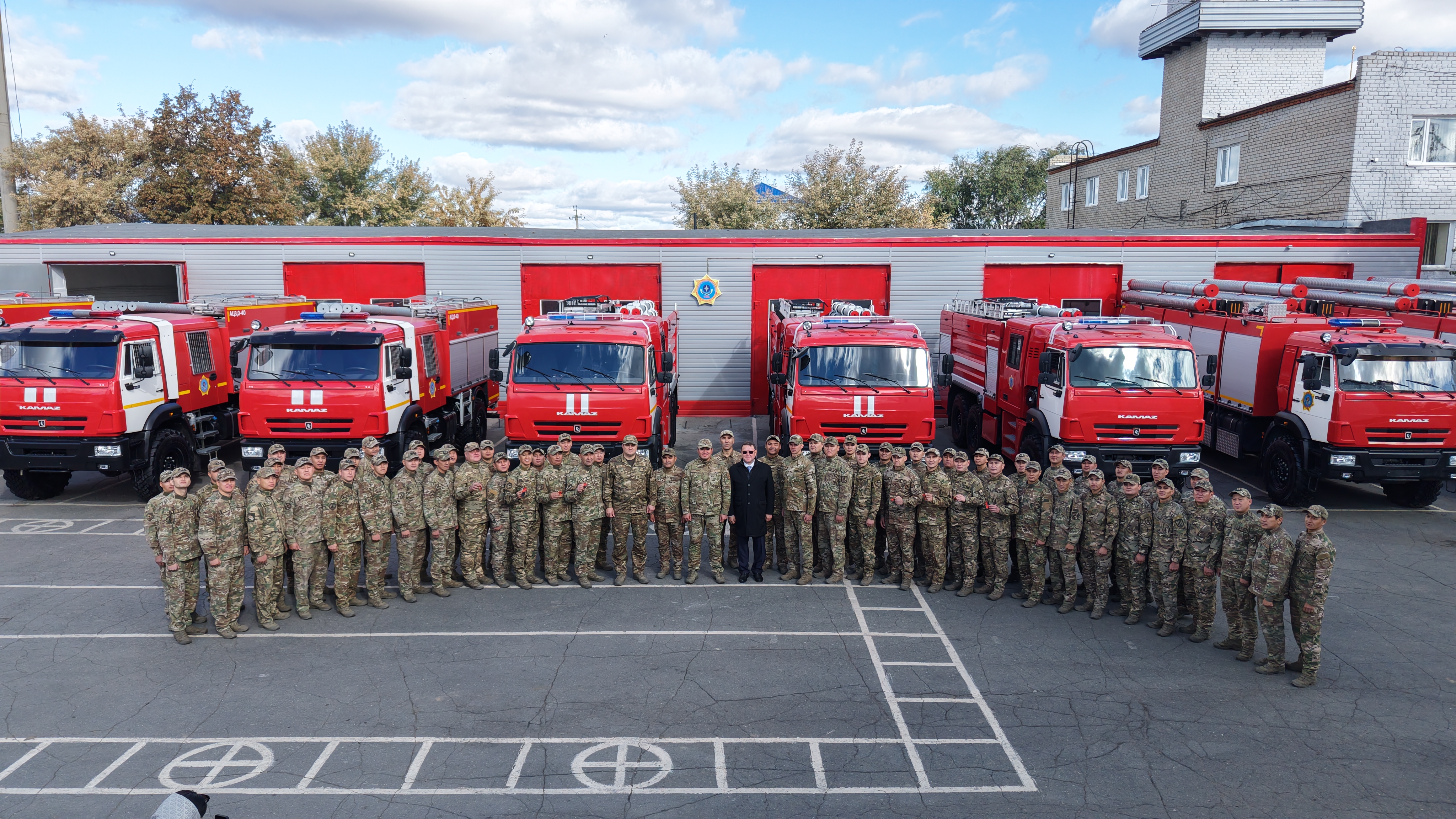 ТЖМ басшысы қостанайлық құтқарушыларға жаңа өрт сөндіру техникасының кілттерін табыс етті