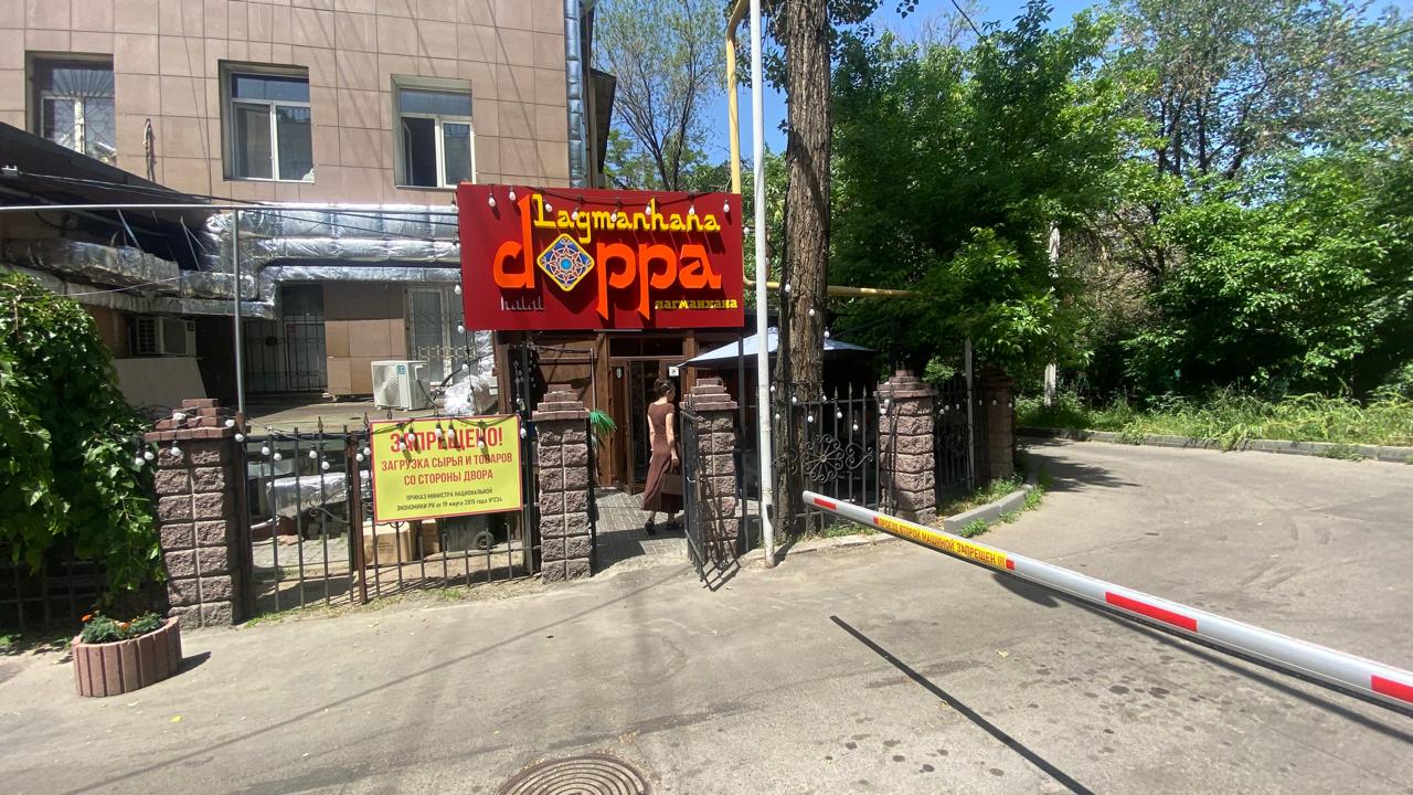 В Алматы снесли очередную незаконную пристройку