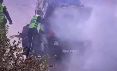Жаңаөзенде полицейлер отқа оранған автокөлікті сөндірді