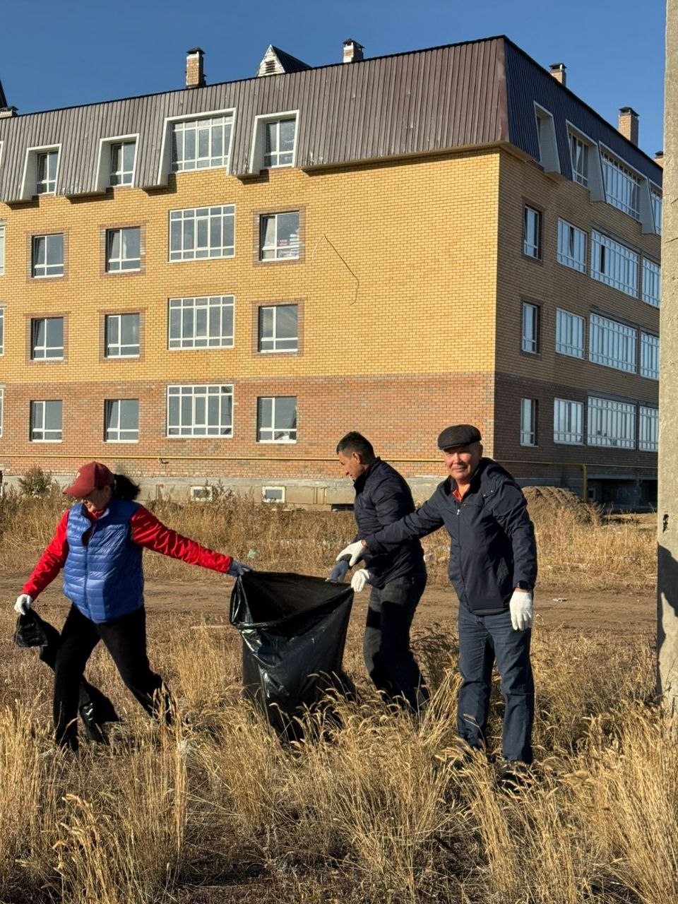 Сотрудники управления приняли активное участие в общегородском субботнике.