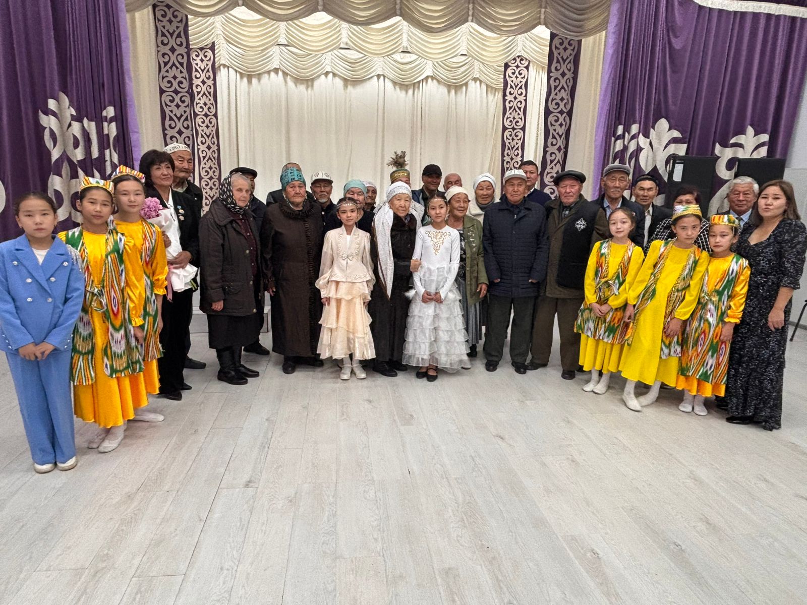 В сельском Доме культуры был организован праздничный концерт, посвящённый Дню пожилых людей.