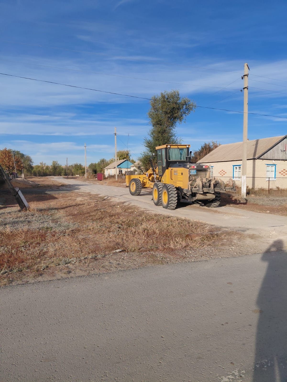 Ведутся работы по профилированию и подсыпке неасфальтированных улиц в селе Жайсан
