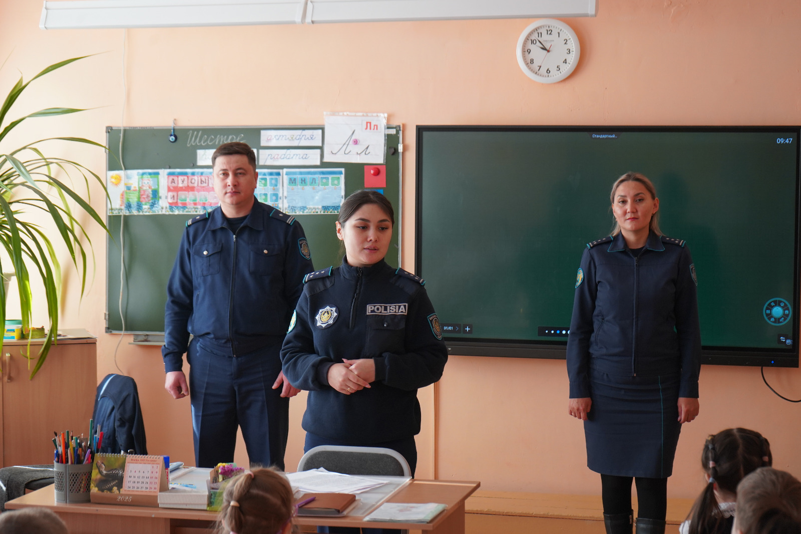 Интернет, жол, қауіпсіздік: СҚО полицейлері балаларға маңызды ережелерді үйретті