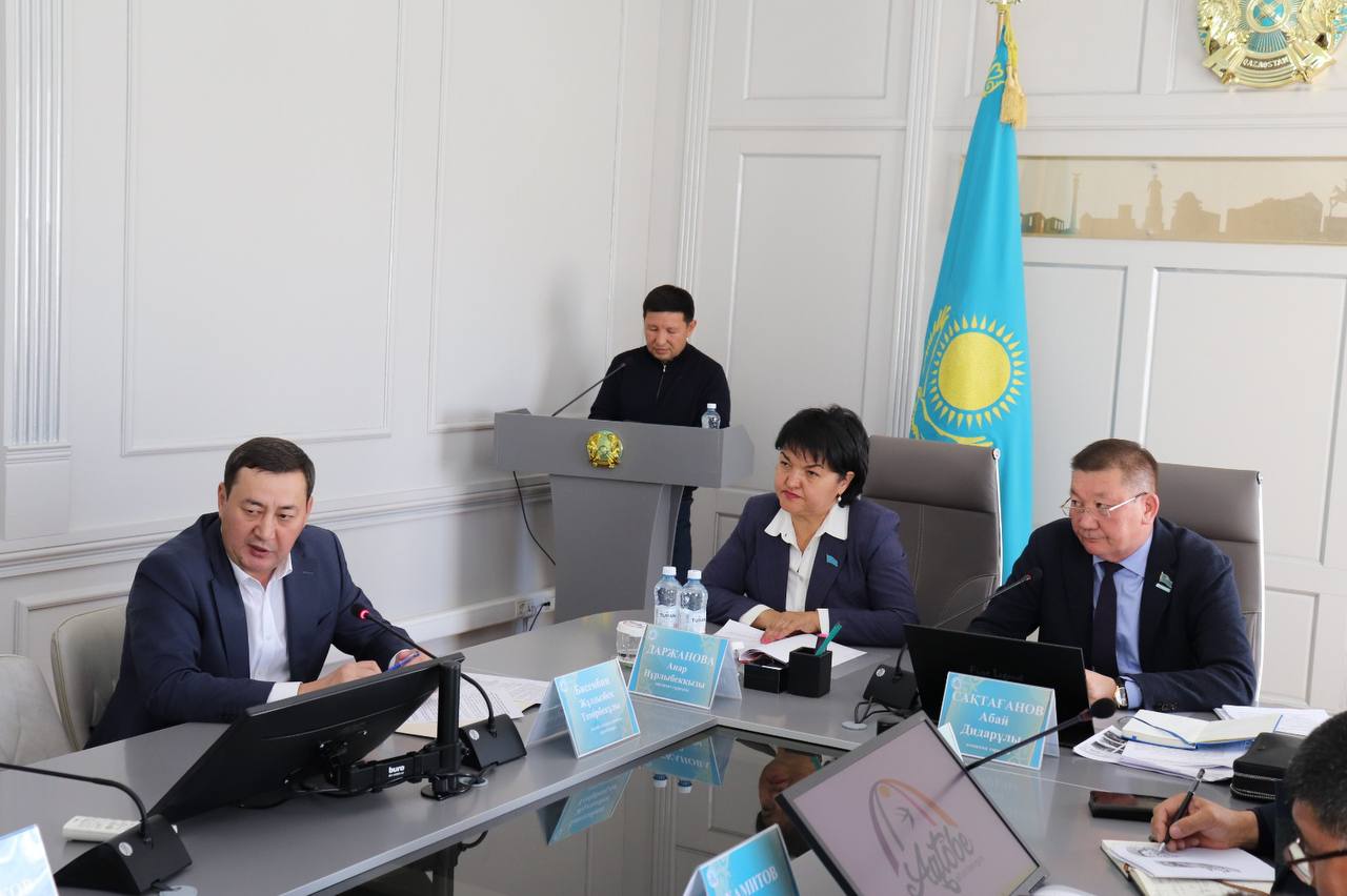 Мәслихаттың тұрғын үй-коммуналдық мәселелер бойынша тұрақты комиссия отырысы өтті