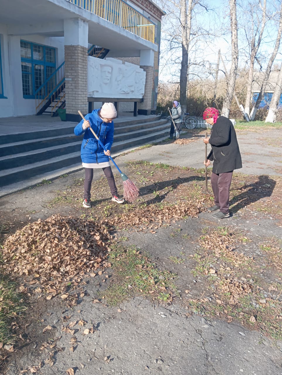 В рамках республиканской программы «Таза Қазақстан» сотрудники Дома культуры вышли на субботник и провели уборку территории сельского клуба.
