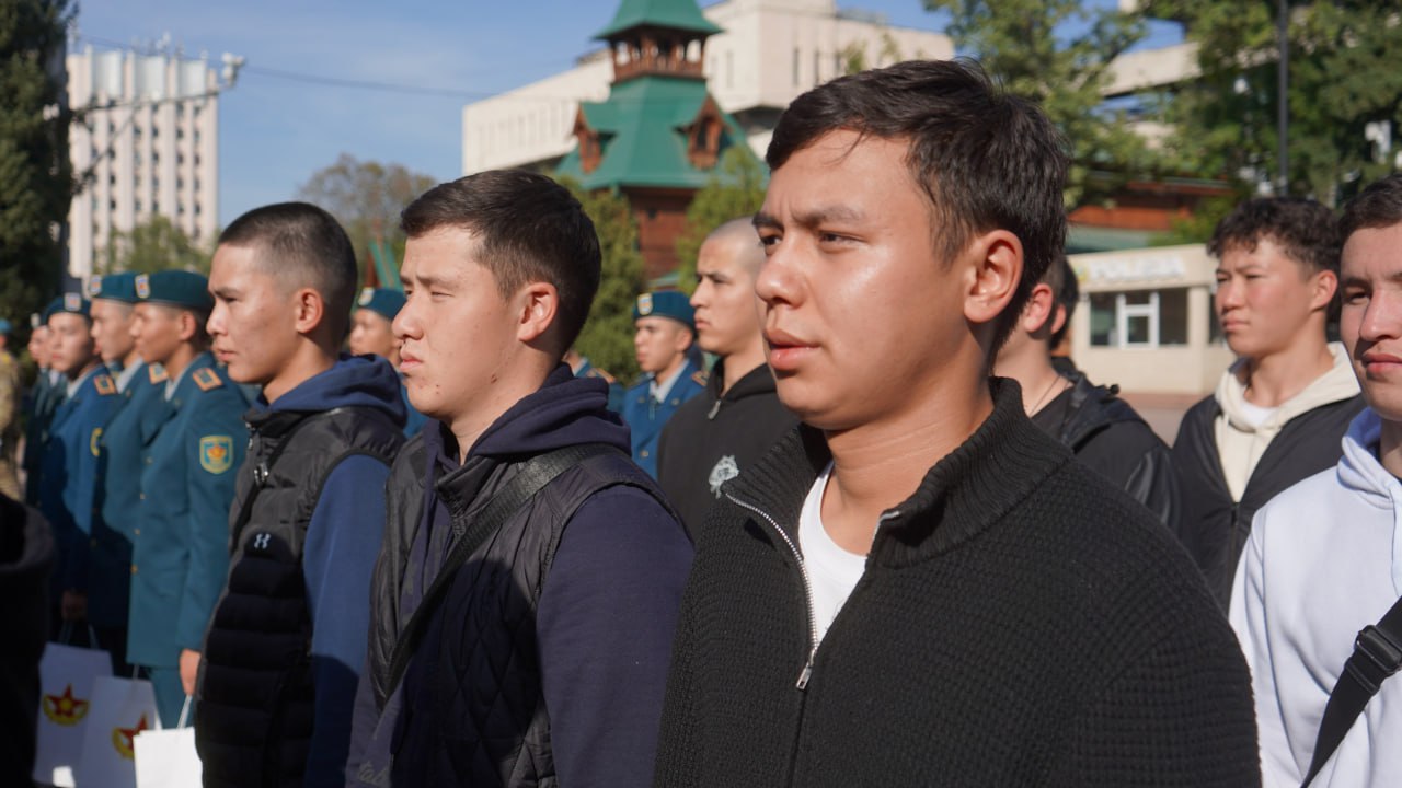 В Алматы тридцать призывников отправились служить в  Десантно-штурмовые войска