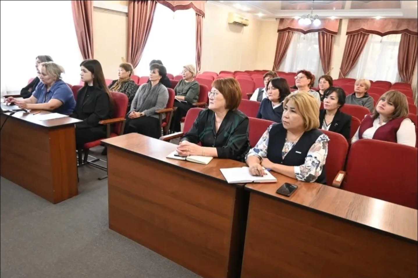 Под председательством заместителя акима Сандыктауского района Сауле Жаилгановой состоялось заседание комиссии по делам женщин и семейно-демографической политике