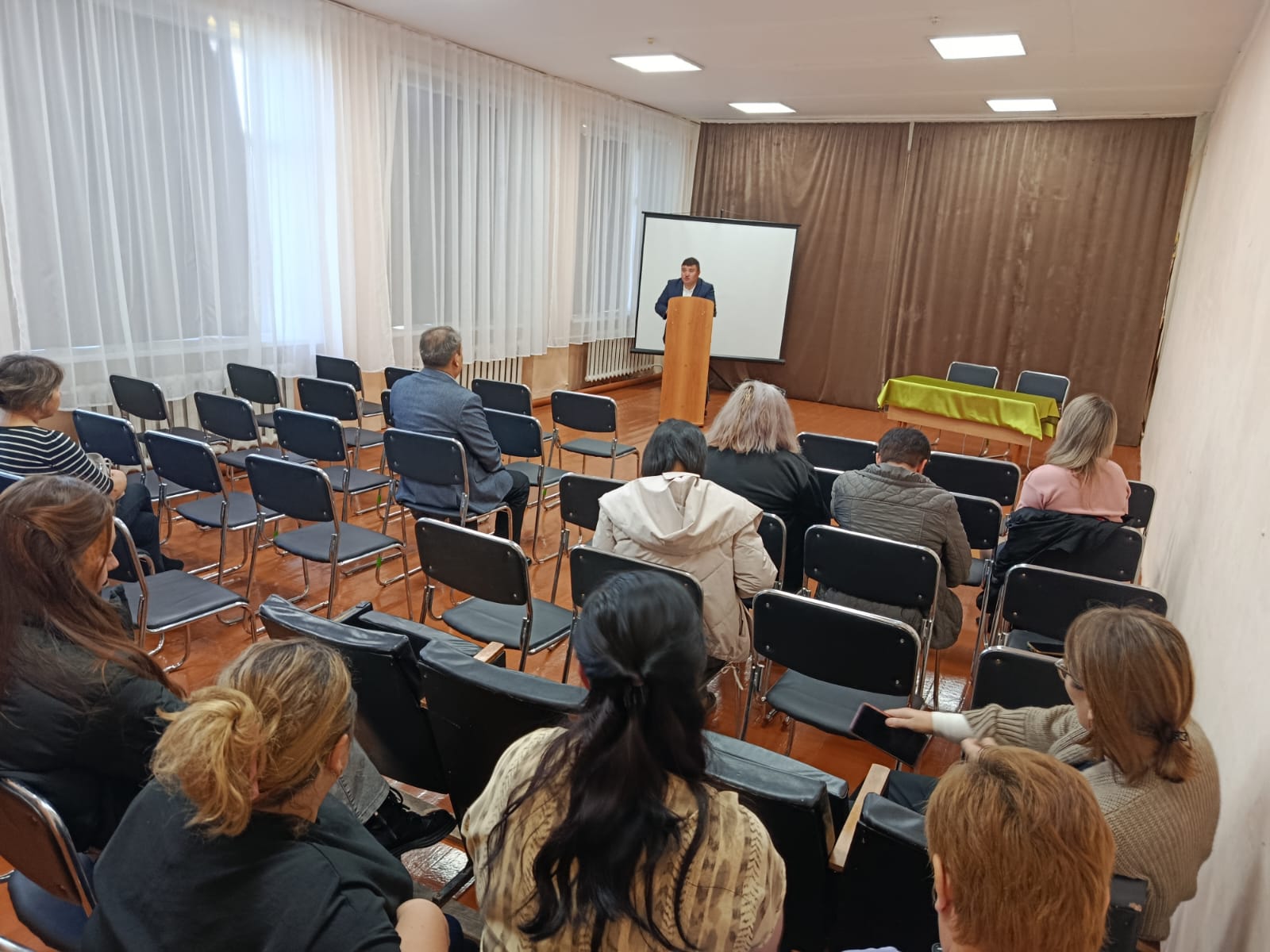 Белоглин ауылдық округінің әкімі Баймұханов Ж.Б.-ның 2025 жылдың 9 айындағы әлеуметтік-экономикалық даму қорытындылары және алдағы кезеңге қойылған міндеттері туралы есептік кездесуі