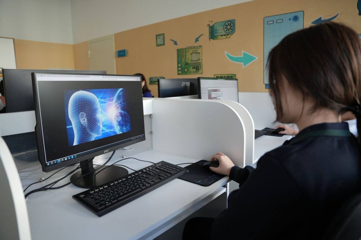 В «Келешек мектептері» апробируют темы по искусственному интеллекту в предметах «Цифровая грамотность» и «Информатика»