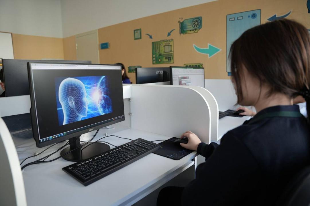 В «Келешек мектептері» апробируют темы по искусственному интеллекту в предметах «Цифровая грамотность» и «Информатика»