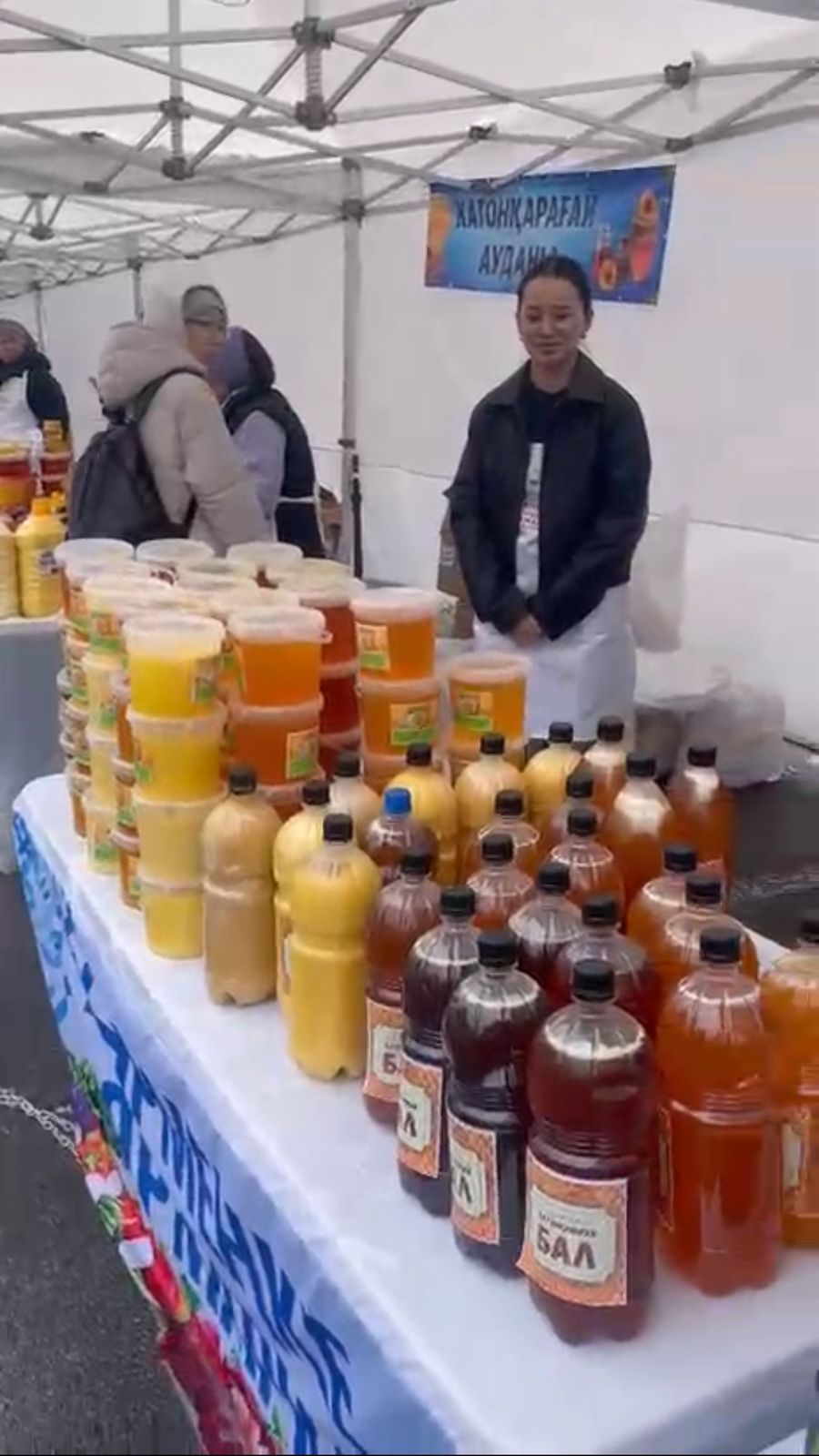 Фермеры из Восточного Казахстана привезли в Алматы свежее мясо и натуральный мед по доступным ценам