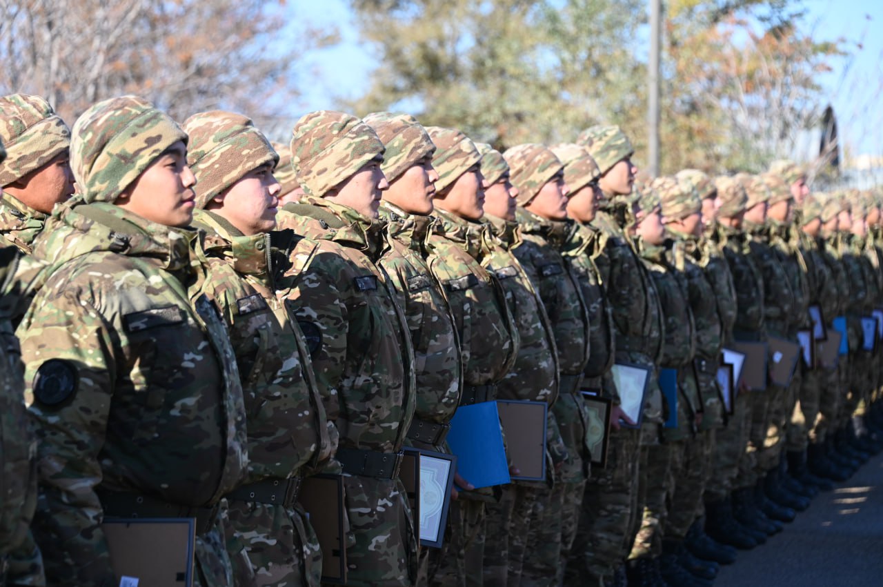 Ақтау гарнизонының 200-ден аса сарбазы Жауынгерлік тумен қоштасты