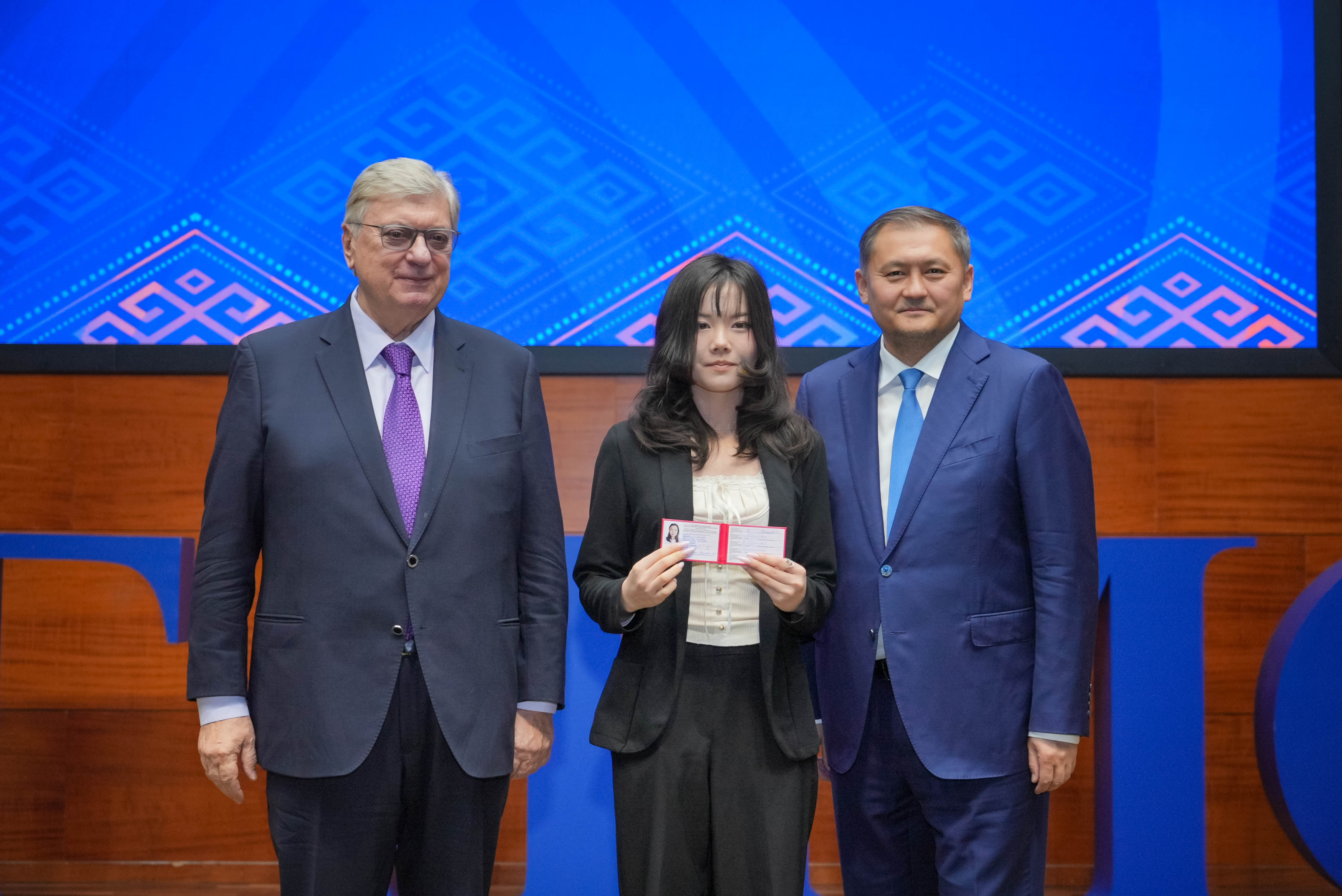 ММХҚИ-дың Қазақстандағы филиалының алғашқы студенттері студенттік билеттерін алды