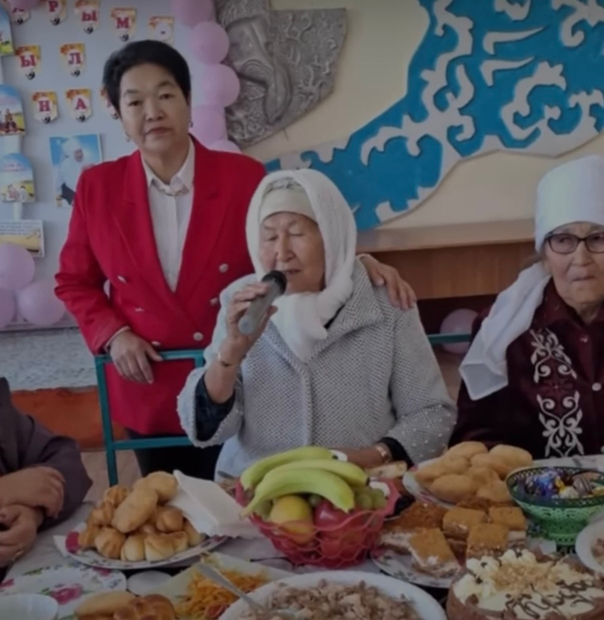 Қарттар үйінде жатқанды қараңыз