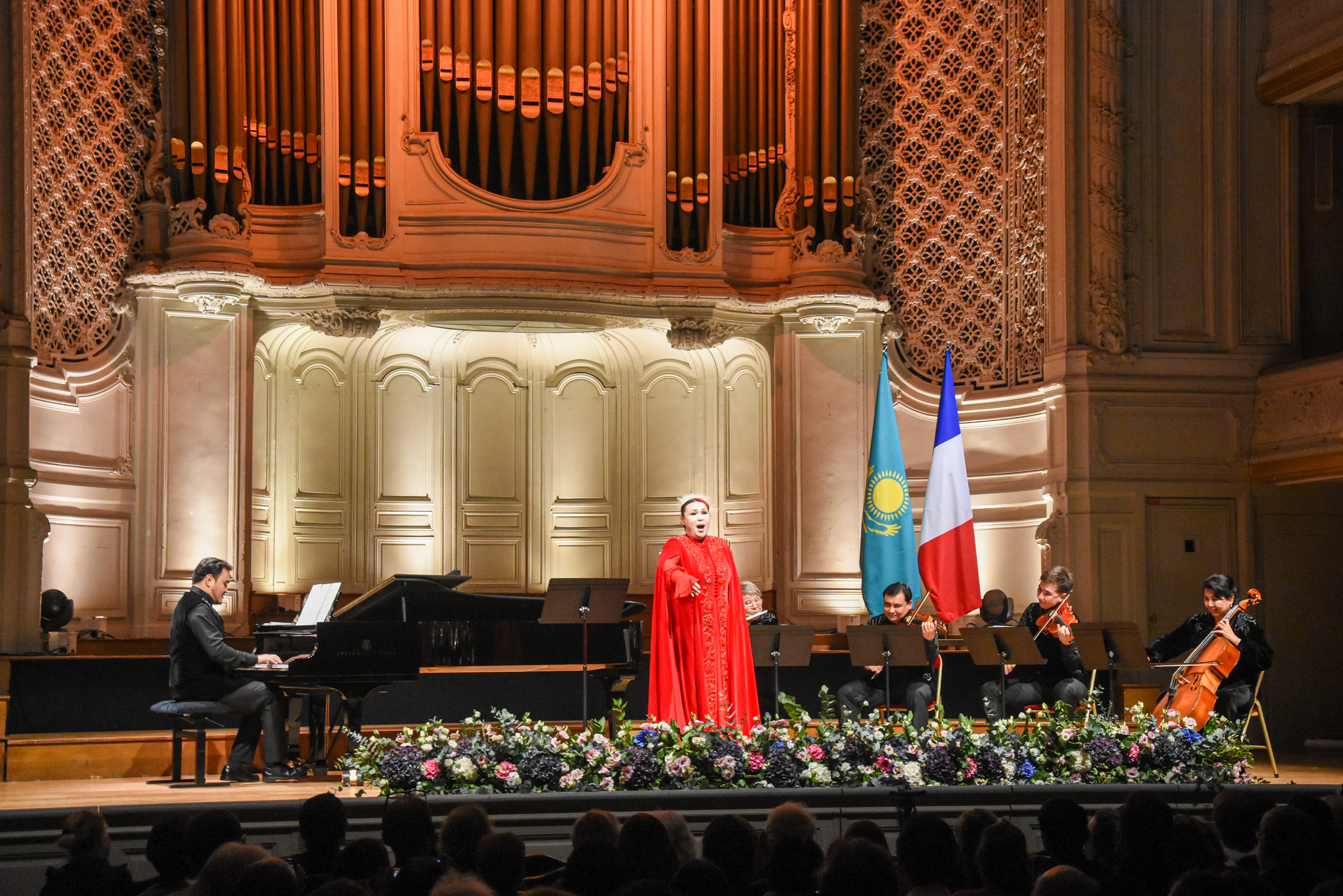 Майра Мұхамедқызы Парижде Қазақстан Республикасының Мемлекеттік егемендігі туралы декларацияның 35 жылдығына арналған жеке концертін өткізді