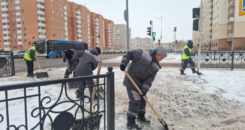 Почти 3 000 коммунальщиков вышли на уборку снега в Астане