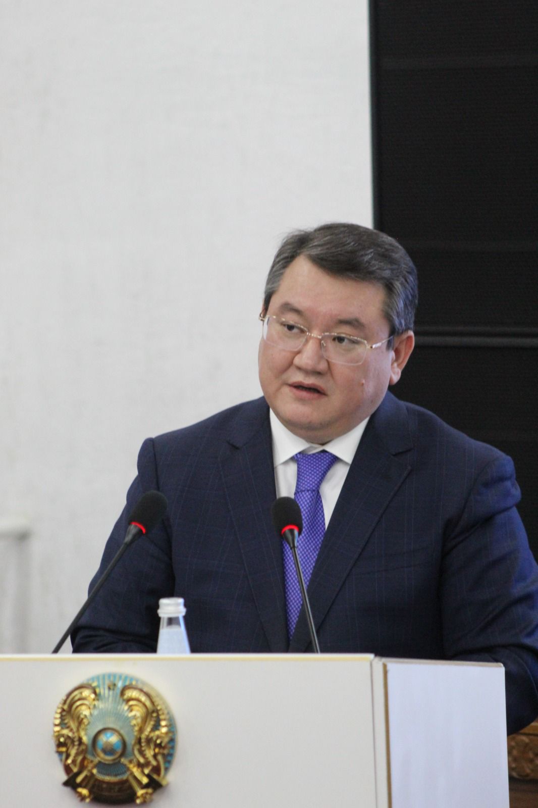 Үлкен Нарын ауданының әкімі Е. Байрахметовтың «Жасанды интеллект дәуіріндегі Қазақстан: өзекті міндеттер және оларды цифрлық трансформация арқылы шешу» атты мемлекет басшысы Қ.Ж. Тоқаевтың жолдауының мазмұнын талқылауға арналған жиындағы ауданның әлеуметтік-экономикалық дамуы туралы баяндамасы