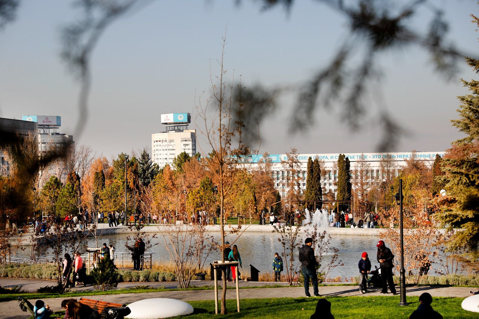 Дархан Сатыбалды посетил новый сквер в Алматы