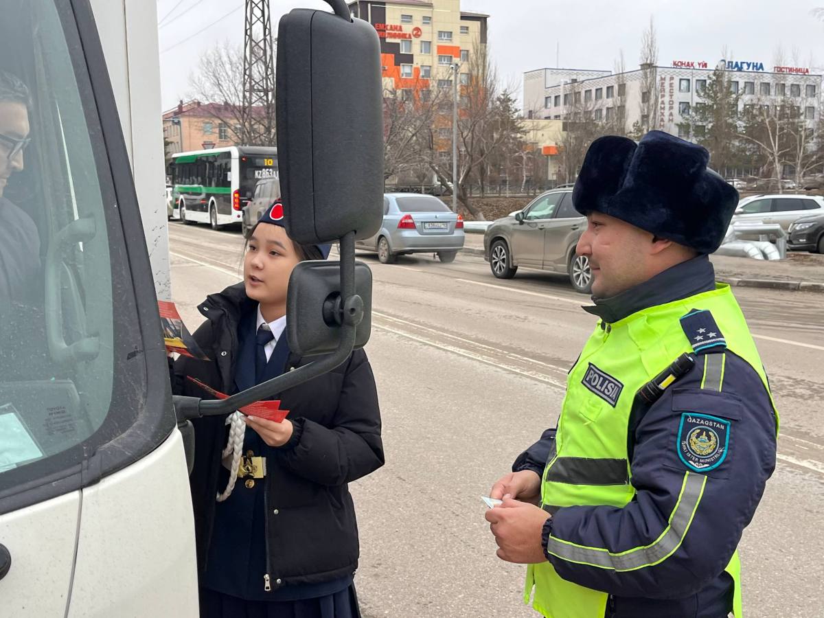 Юные инспекторы напомнили водителям о ПДД