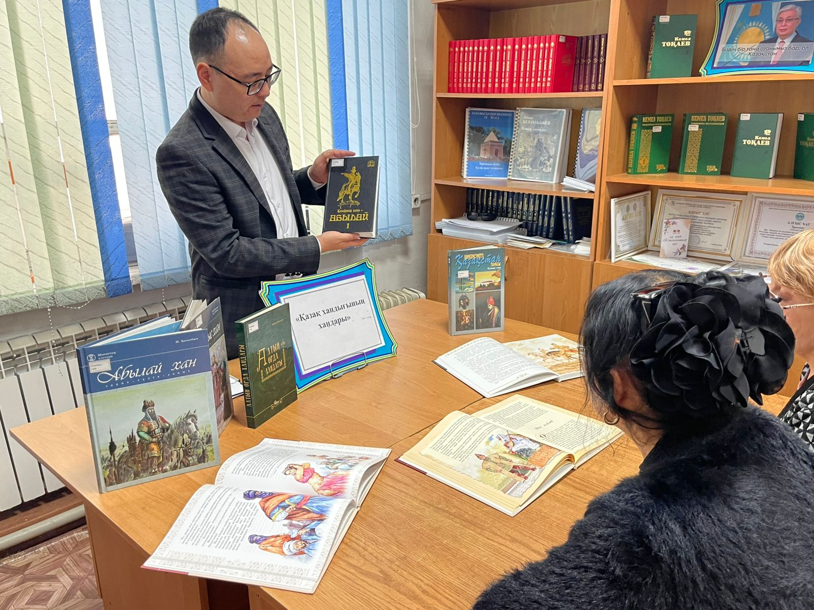 Облыстық кітапханада «Қазақ хандығының хандары» атты ақпараттық сағат өтті
