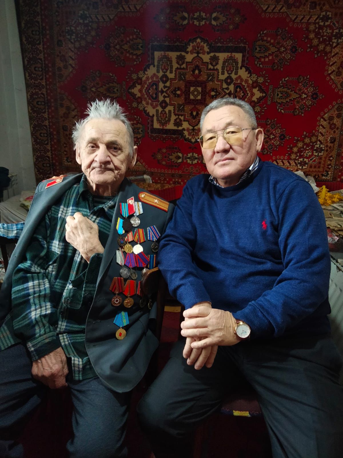 Председатель Аккольского районного маслихата С. Ш. Абаханов посетил ветерана органов внутренних дел, майора полиции в отставке Владимира Тимофеевича Дрынова