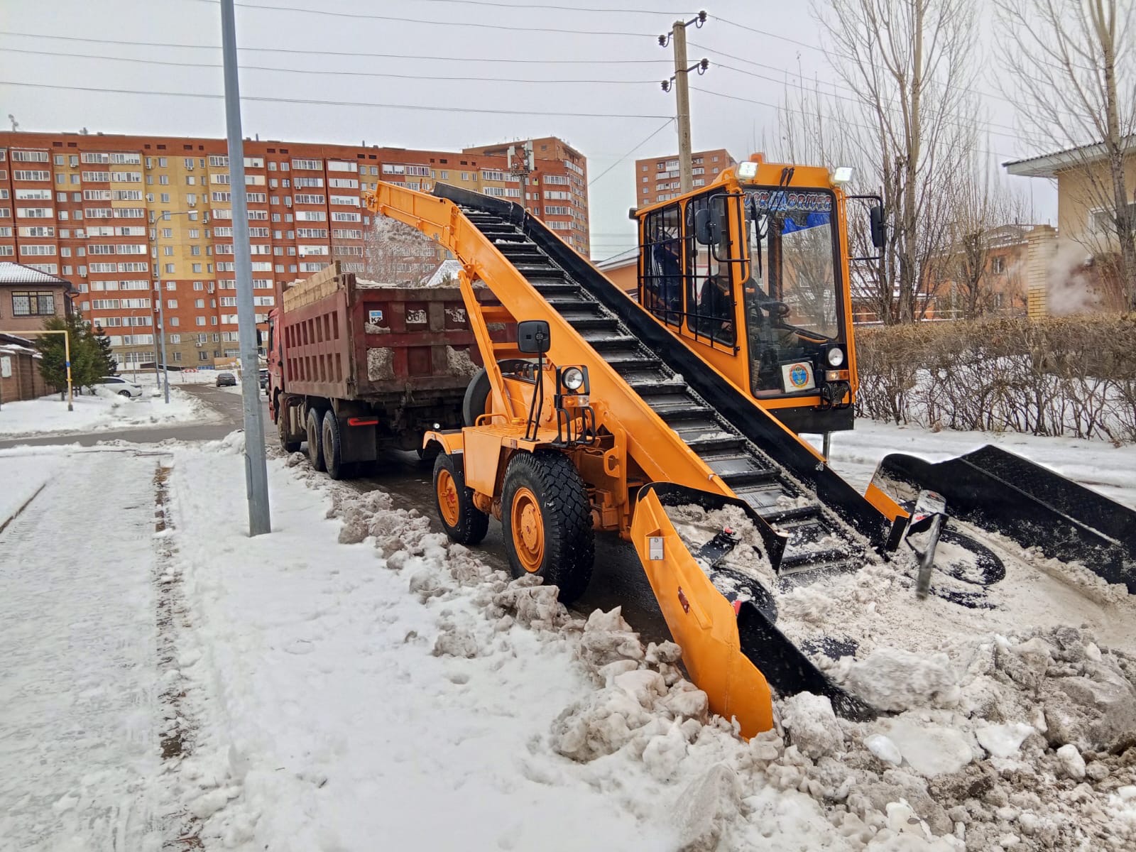 Более тысячи единиц спецтехники задействуют в уборке снега ночью в Астане