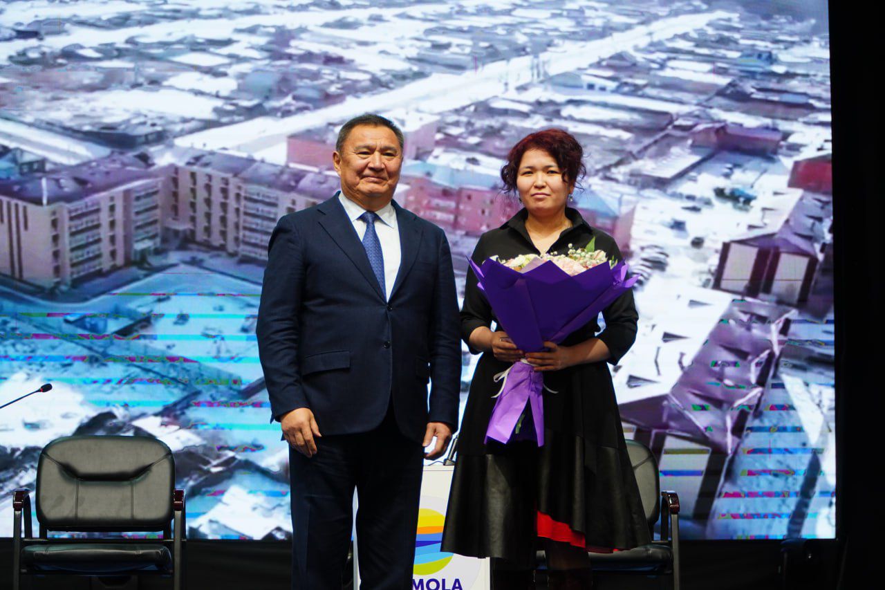 Марат Ахметжанов су тасқынынан зардап шеккен зеренділіктерге жаңа пәтерлердің кілттерін табыстады