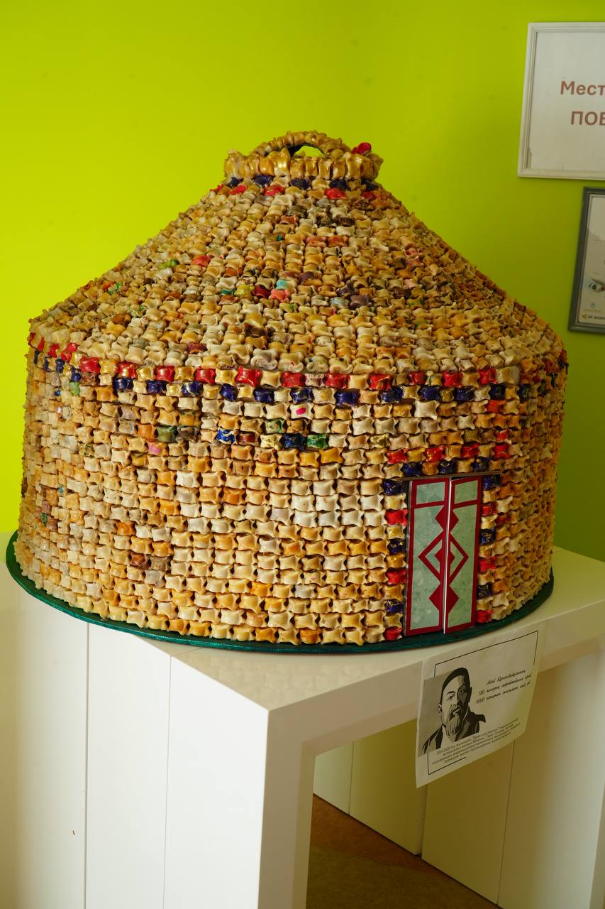 Ақтөбелік оқушылар 4 мың асықтан киіз үй құрастырды