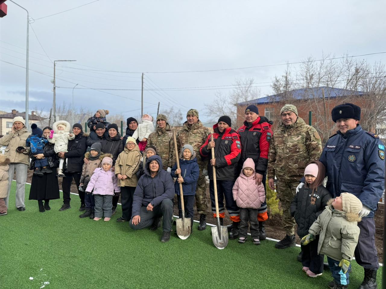 Спасатели Каркаралинского района благоустраивают новое подразделение вместе с семьями