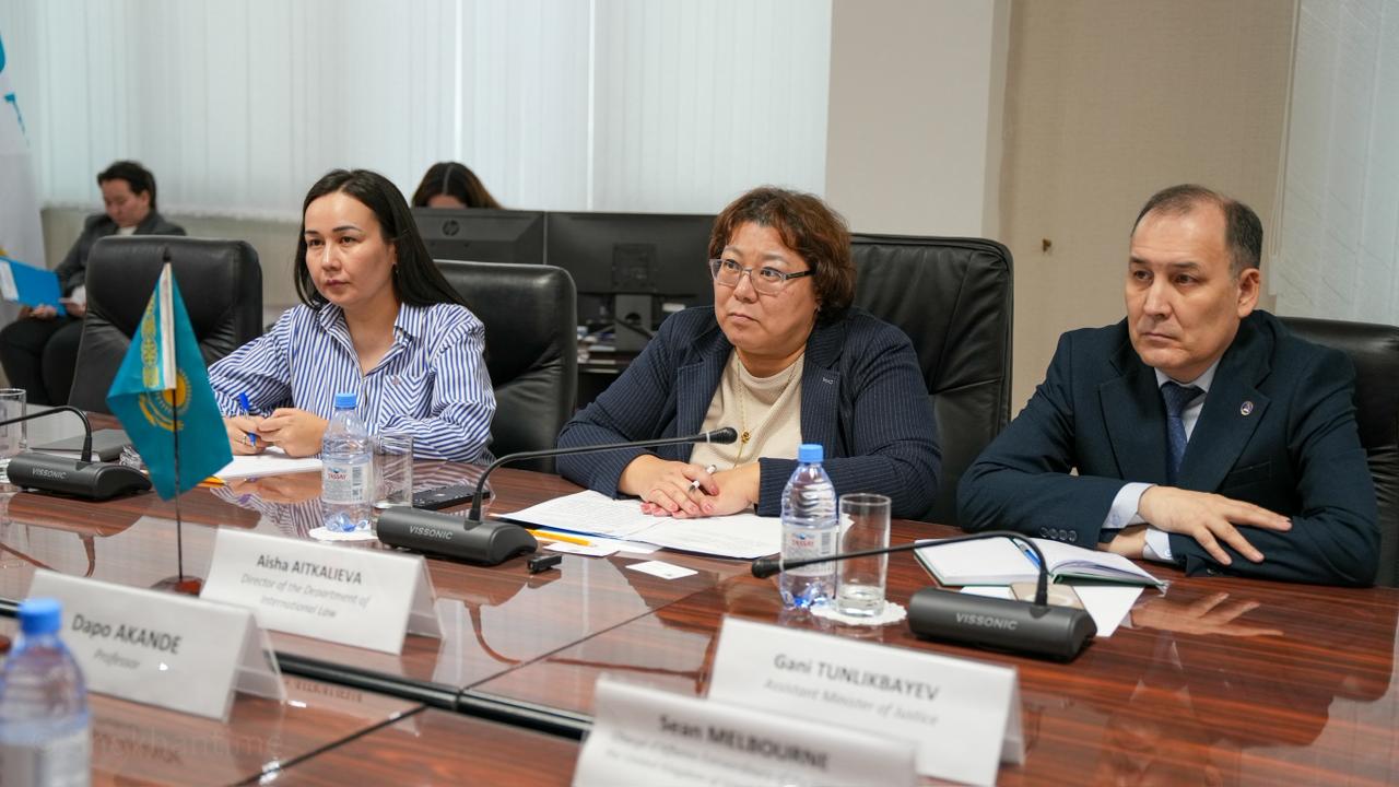 Халықаралық құқық департаментінің директоры Айша Айтқалиева халықаралық жария құқық профессоры Дапо Аканде мен Ұлыбритания және Солтүстік Ирландия Біріккен Корольдігі Елшілігінің уақытша сенімді өкілі Шон Мельбурнмен кездесті