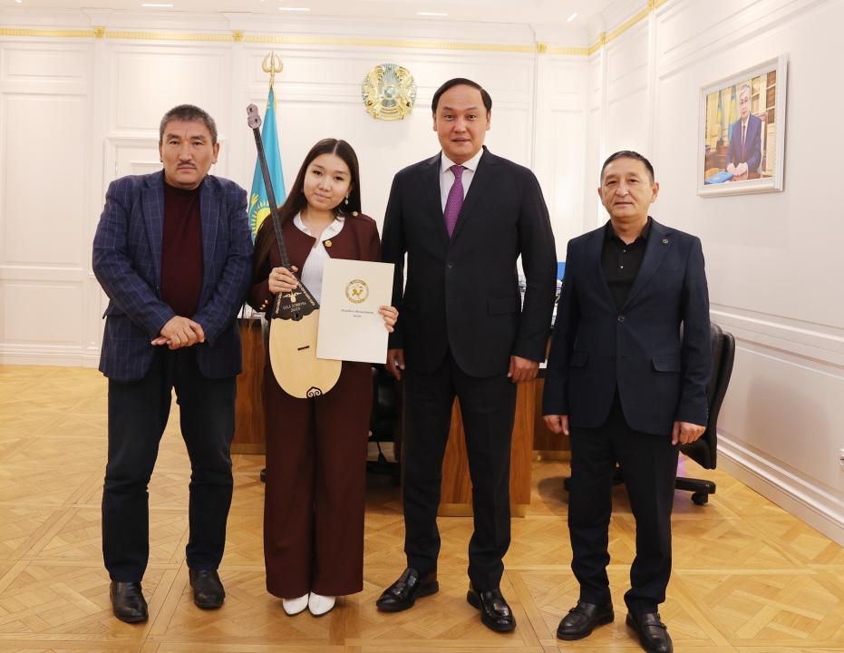 Аким Жамбылской области Ербол Карашукеев встретился с юной айтыскершей из Тараза Инжу Жанабай