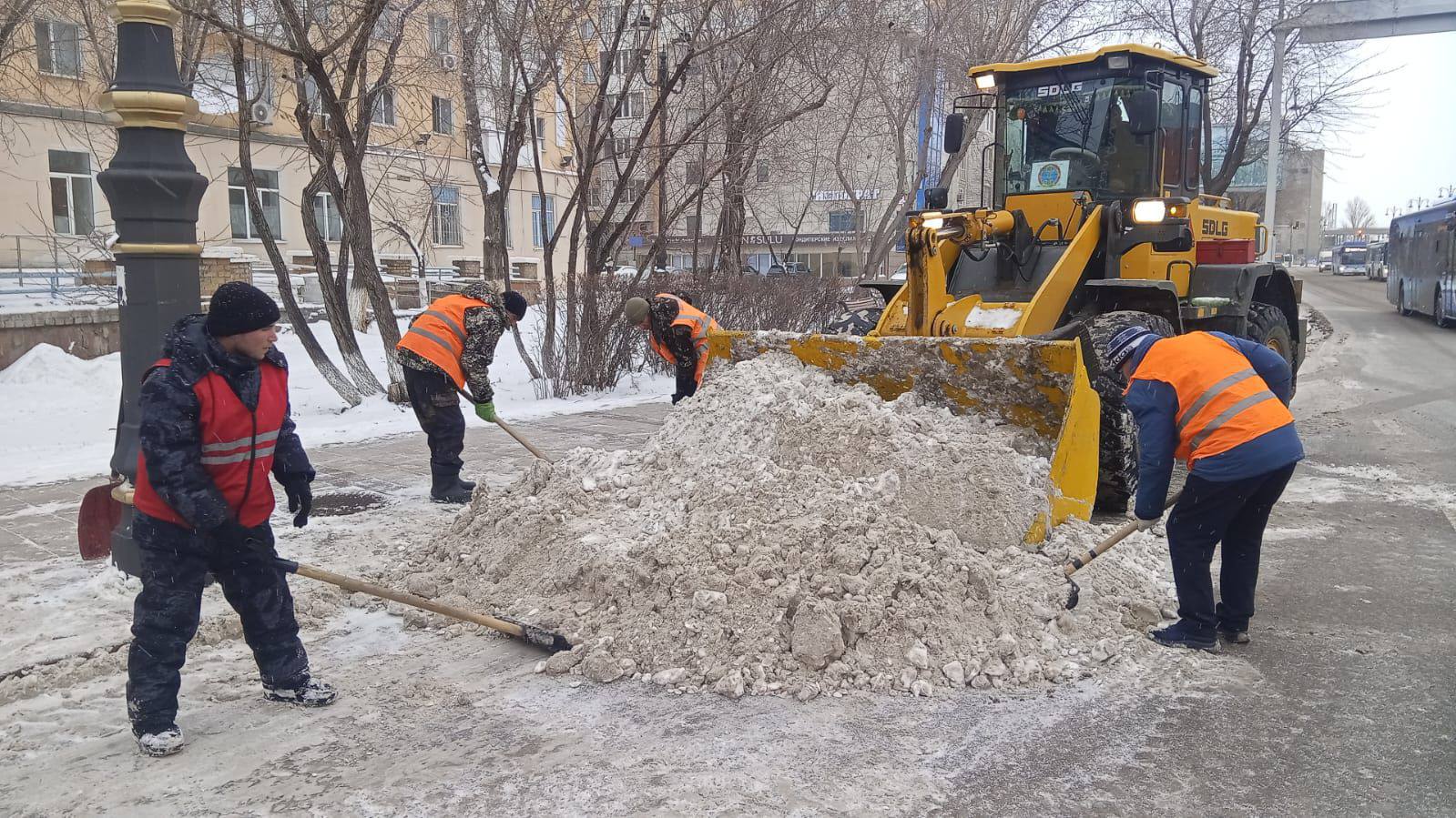 Почти 3 000 дорожных рабочих вышли на снегоуборочные работы в Астане