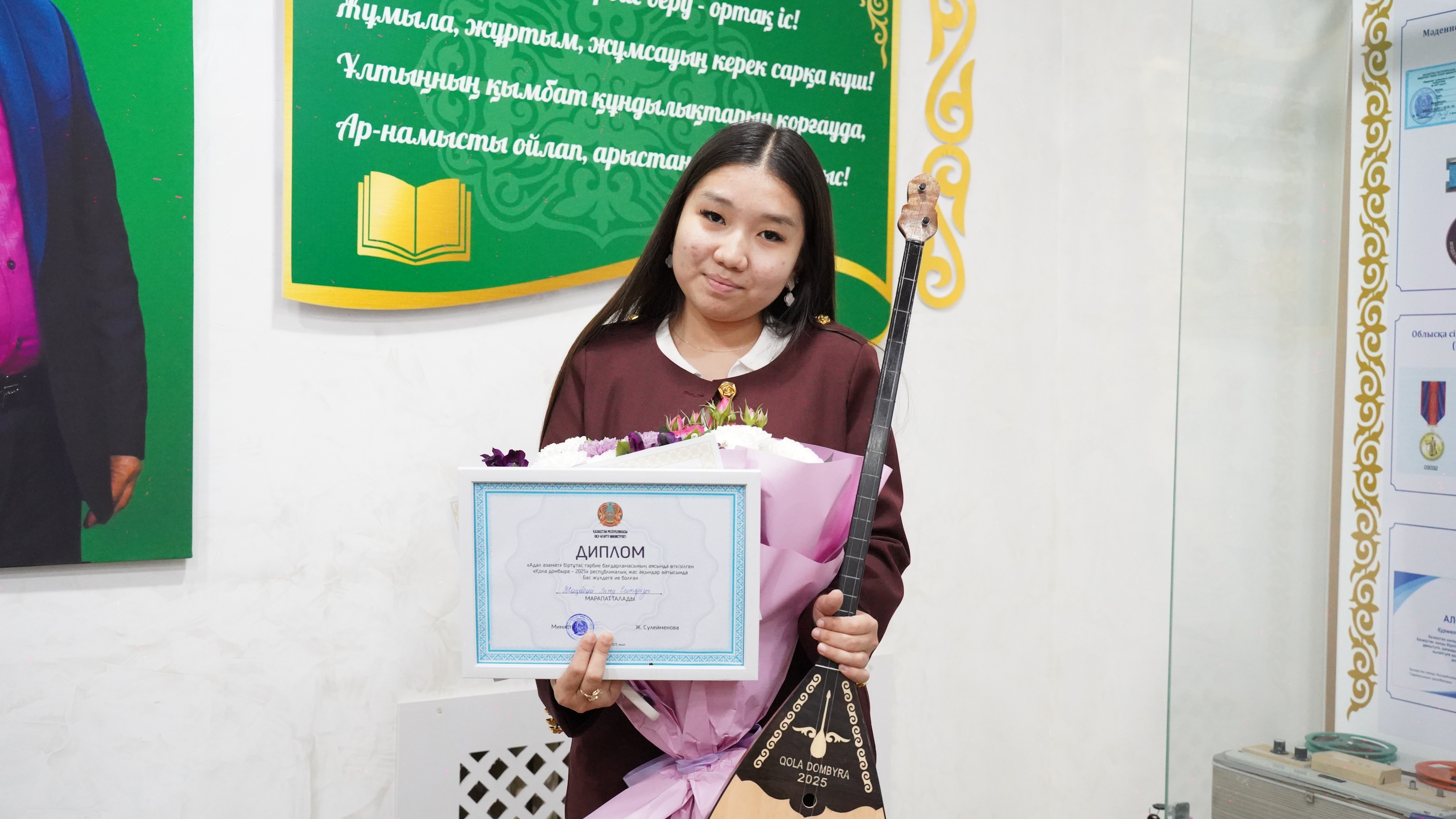 Юная айтыскер акын из Жамбылской области Инжу Жанабай – победительница республиканского айтыса «Қола домбыра – 2025»