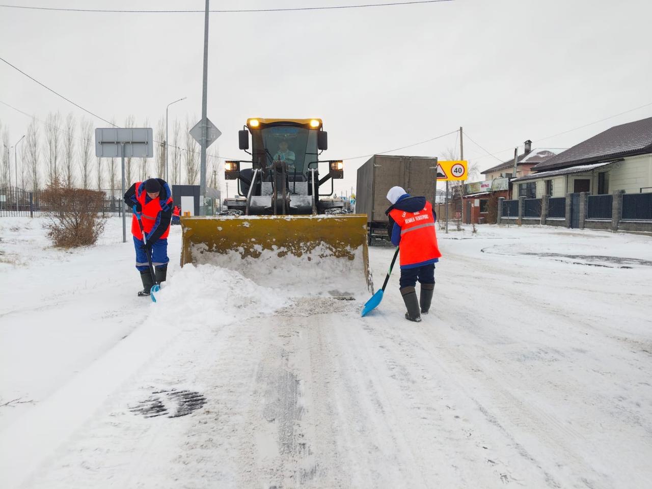 Более 3000 тонн техсоли и 14 000 рейсов: коммунальщики Астаны работают круглосуточно