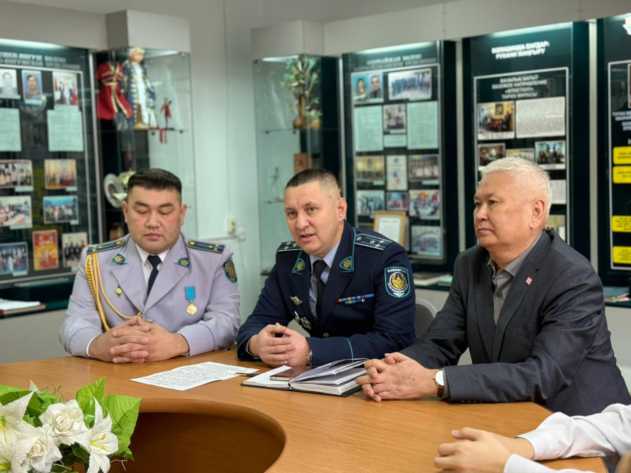 В Петропавловске школьники встретились с полицейскими-героями