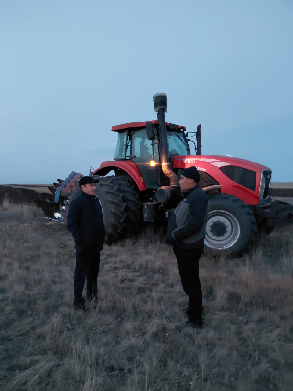 Аким Жайсанского сельского округа Каржауов Ж.Т. ознакомился с ходом осенне - полевых работ крестьянского хозяйства «Наурызгали»