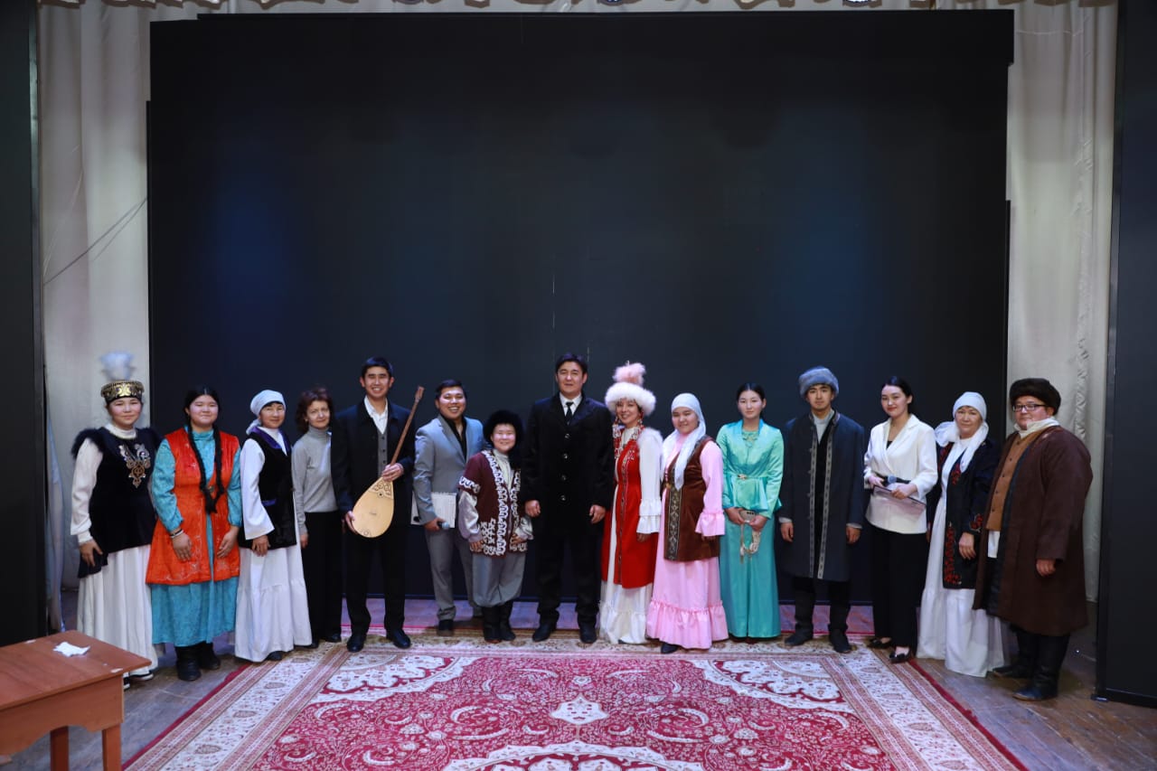 Сөз зергерінің мұрасы – мәңгілік! Ұлы жазушы, ақын және драматург Бейімбет Майлиннің туған күніне орай аудандық Мәдениет үйінде оның өмірі мен шығармашылығына арналған музыкалық-театрландырылған кеш өтті.