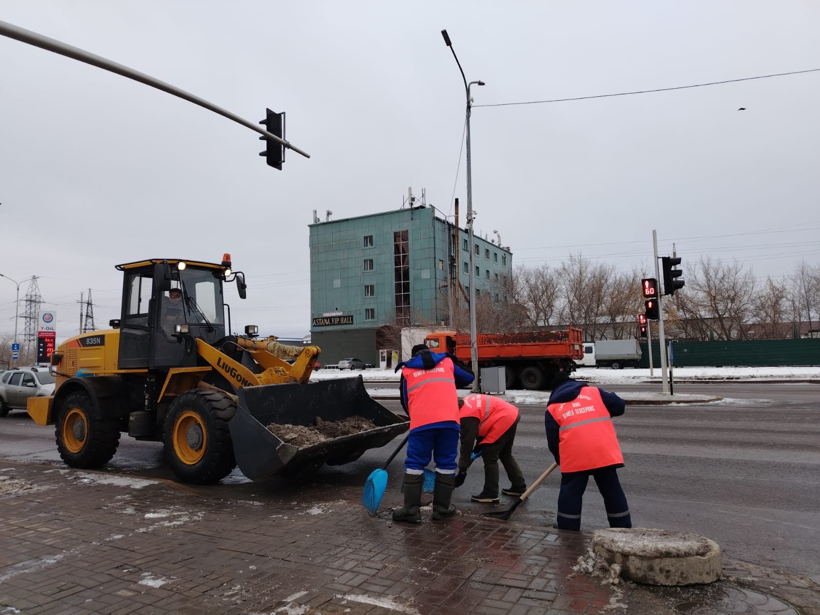 Почти 3 000 коммунальщиков ведут работы по уборке снега и наледи в Астане