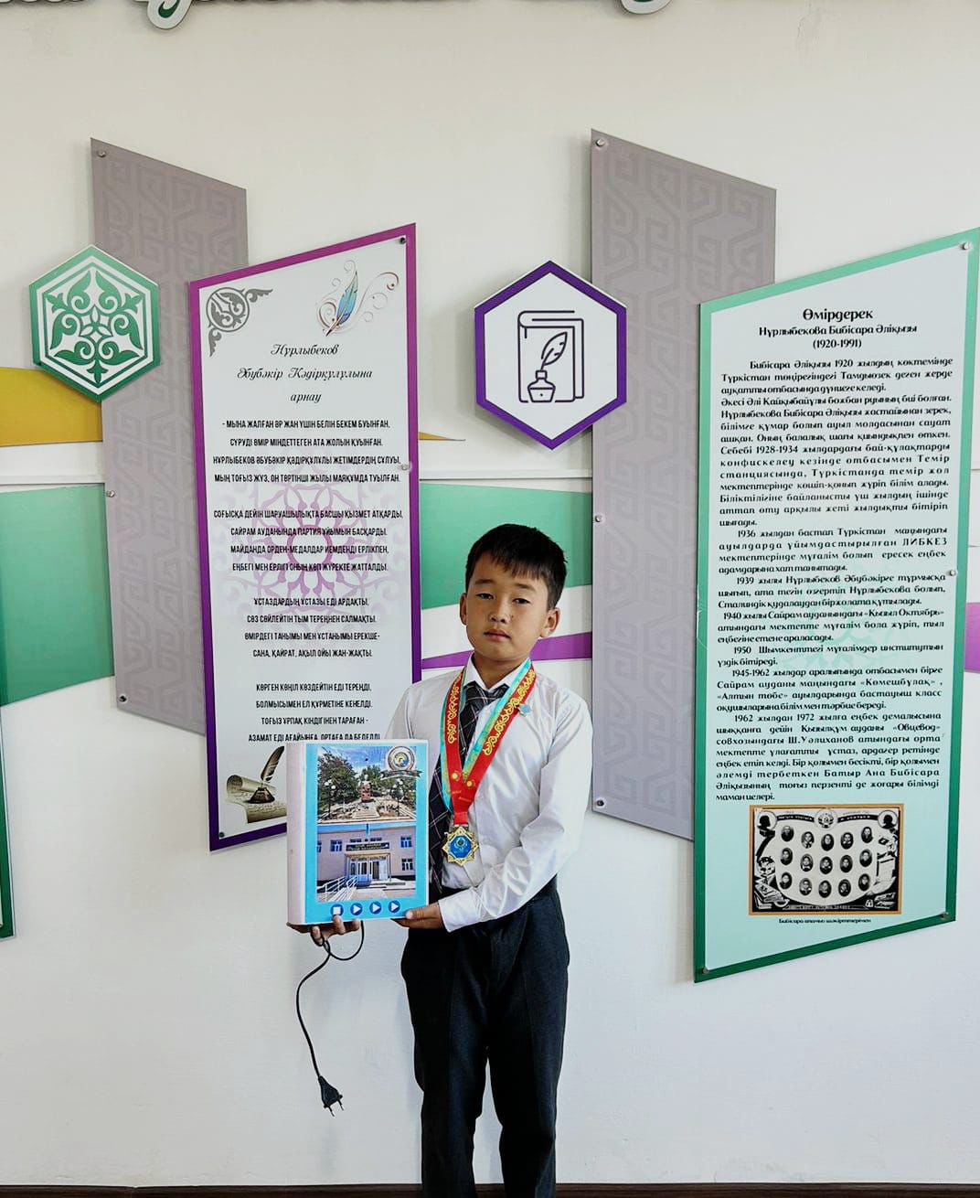 ТҮРКІСТАН: ОТЫРАРЛЫҚ ОҚУШЫЛАР «СӨЙЛЕЙТІН КІТАП» ОЙЛАП ТАПТЫ