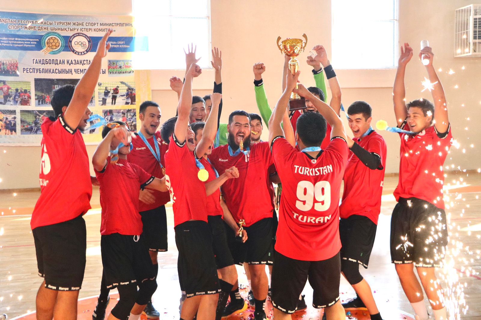 ГАНДБОЛДАН ТҮРКІСТАН ОБЛЫСЫНЫҢ «ТҰРАН» КОМАНДАСЫ ЕЛ ЧЕМПИОНЫ АТАНДЫ
