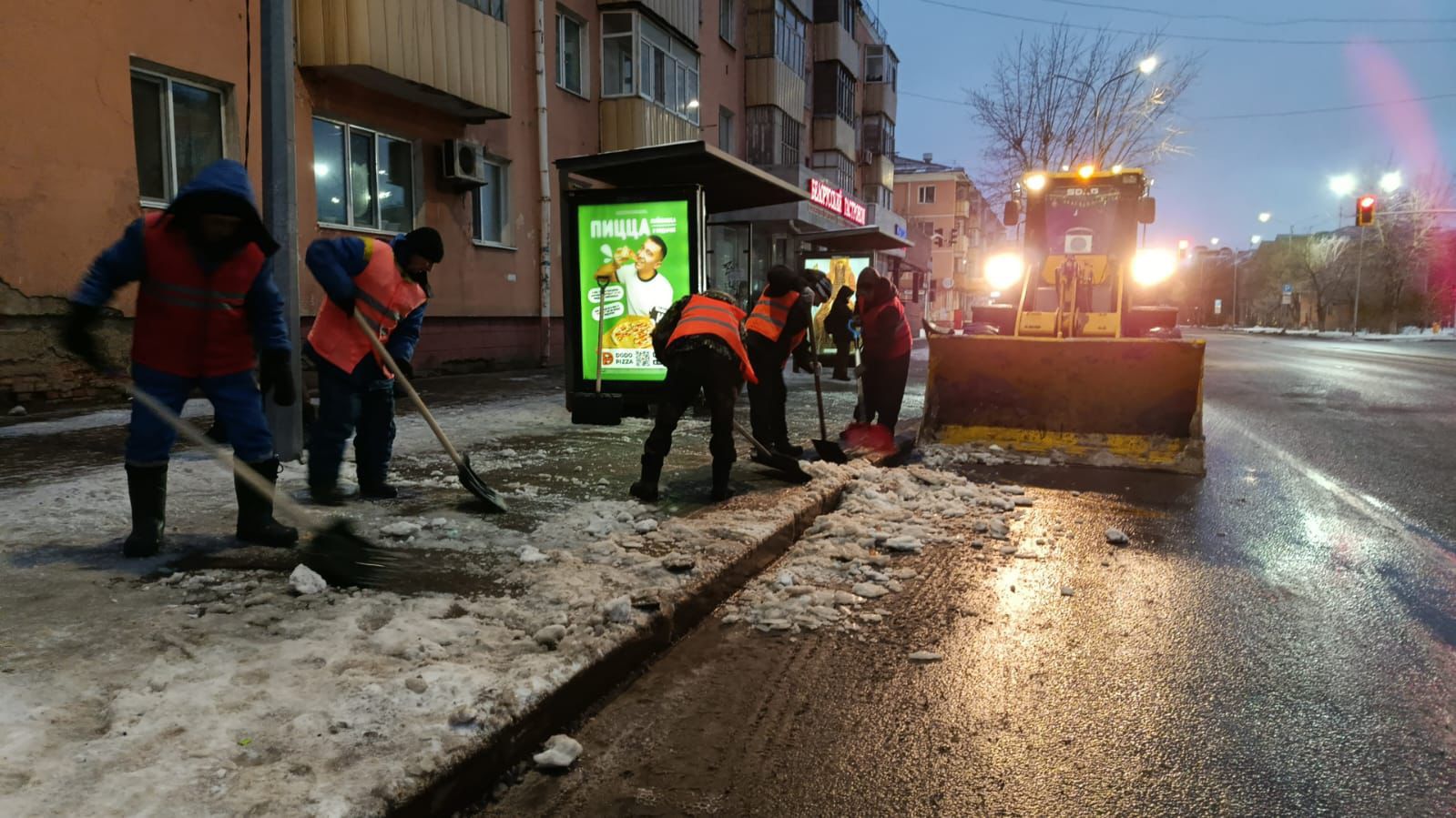 Более тысячи единиц спецтехники задействуют в снегоуборке ночью в Астане
