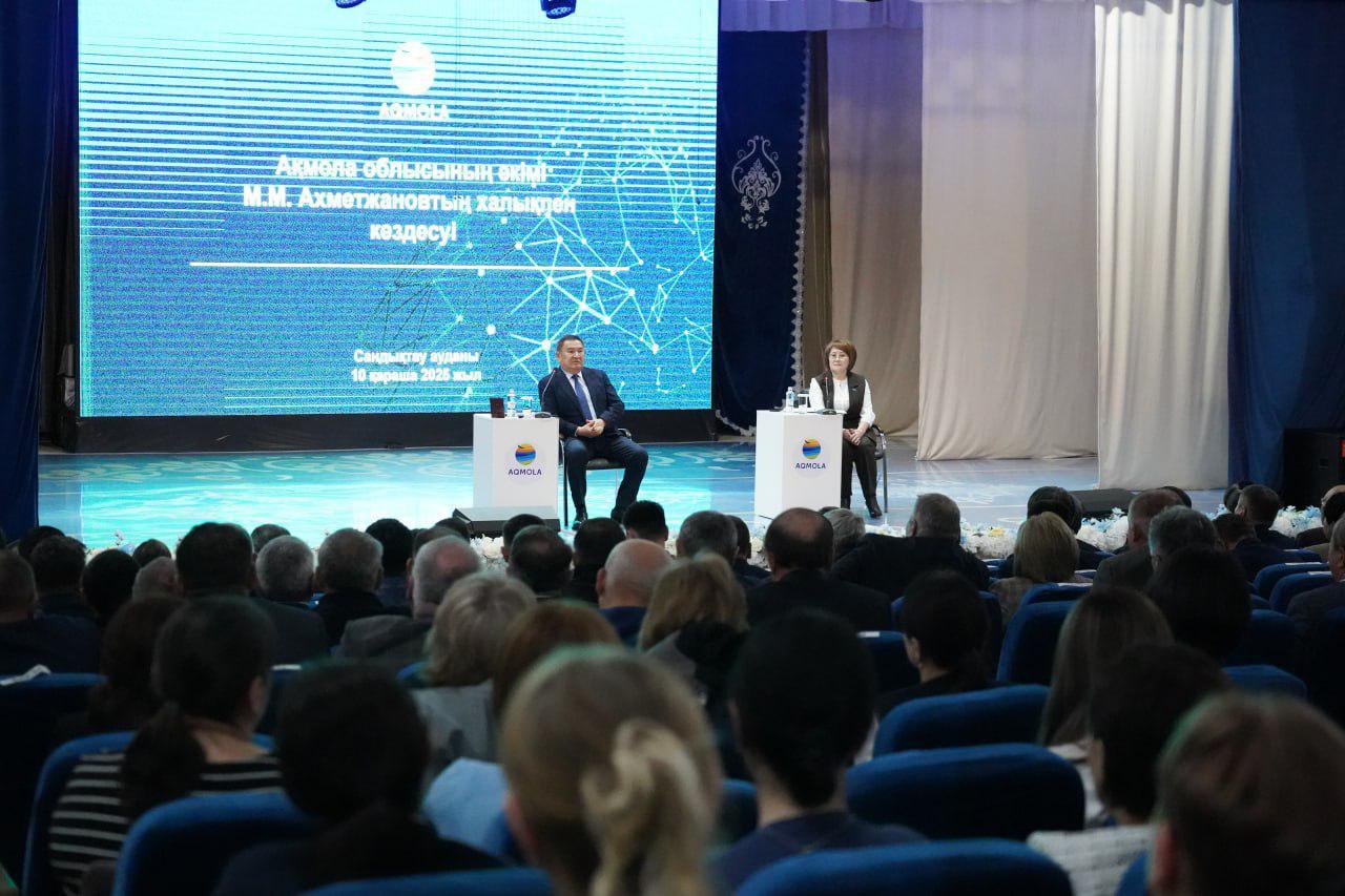 Депутаты Сандыктауского районного маслихата приняли участие в отчетной встрече акима области М.М. Ахметжанова с населением.