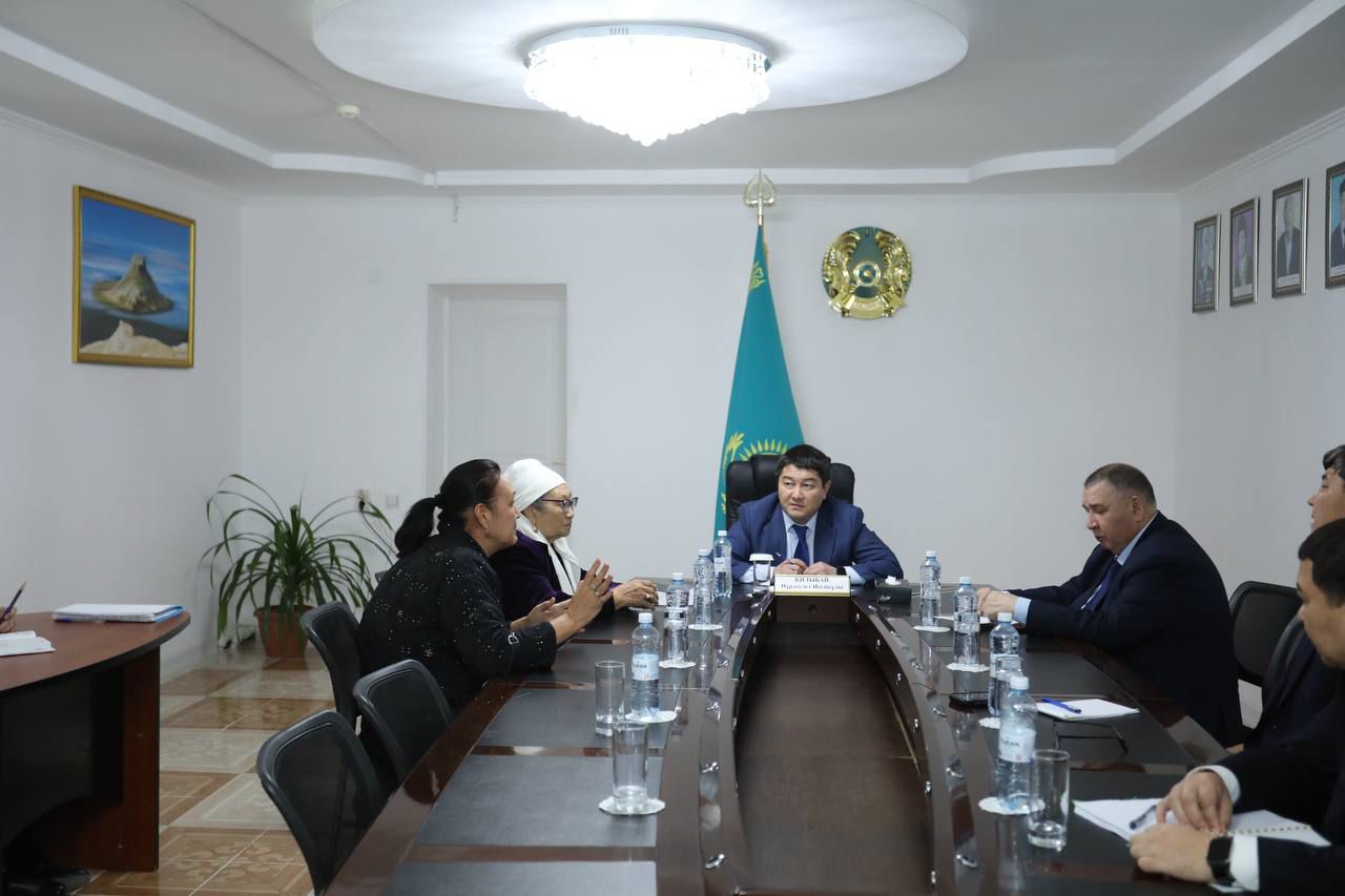 Нұрдәулет Қилыбай Қарақия ауданының тұрғындарын жеке мәселелері бойынша қабылдады