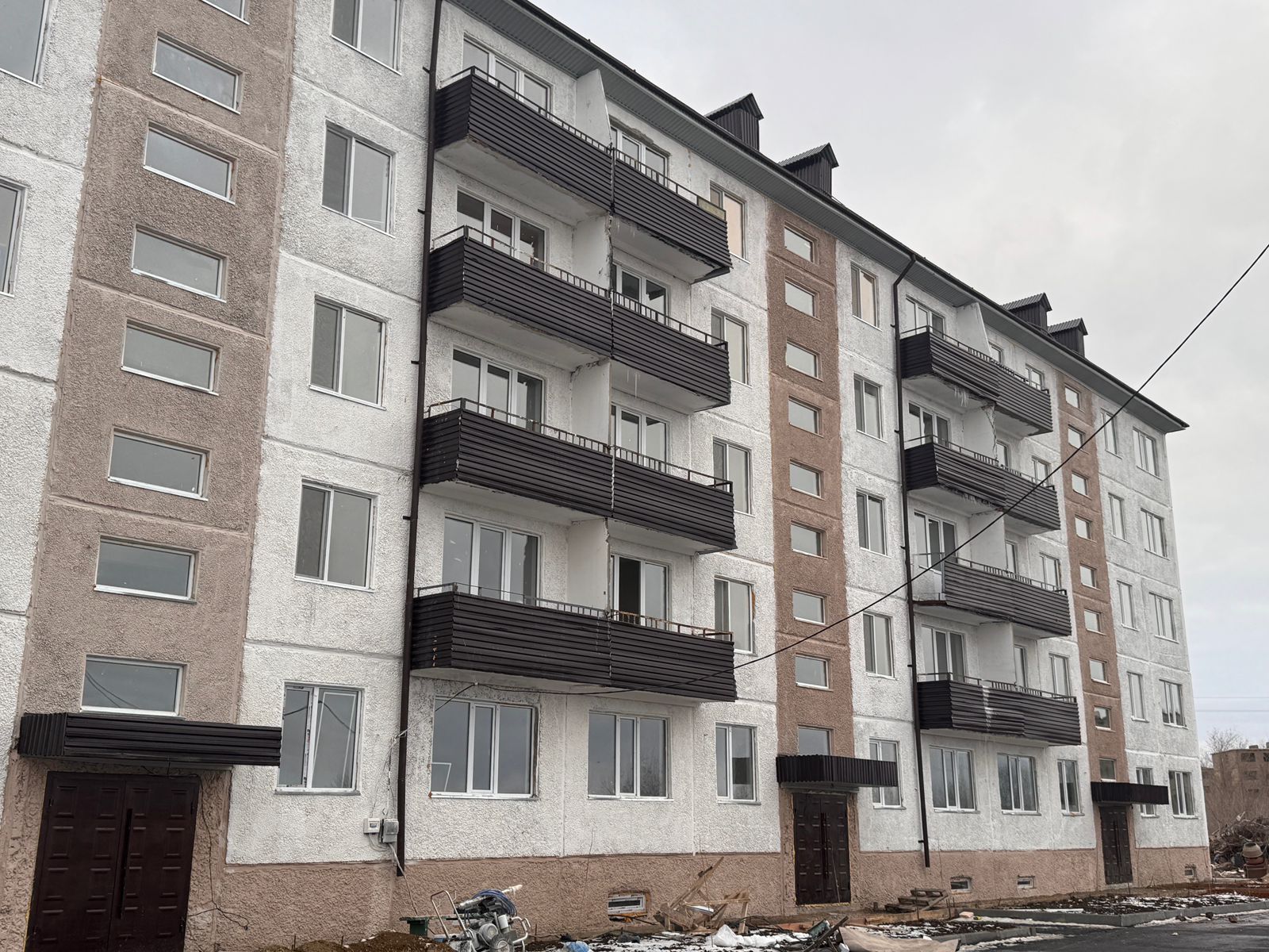 Аким Жаркаинского района Ербол Жусупбеков посетил два 60-квартирных жилых дома №17 и №19, расположенные в микрорайоне «Молодёжка».