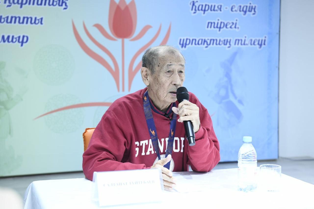 Ставший звездой Нью-Йоркского марафона 80-летний казахстанец встретился со столичными пенсионерами