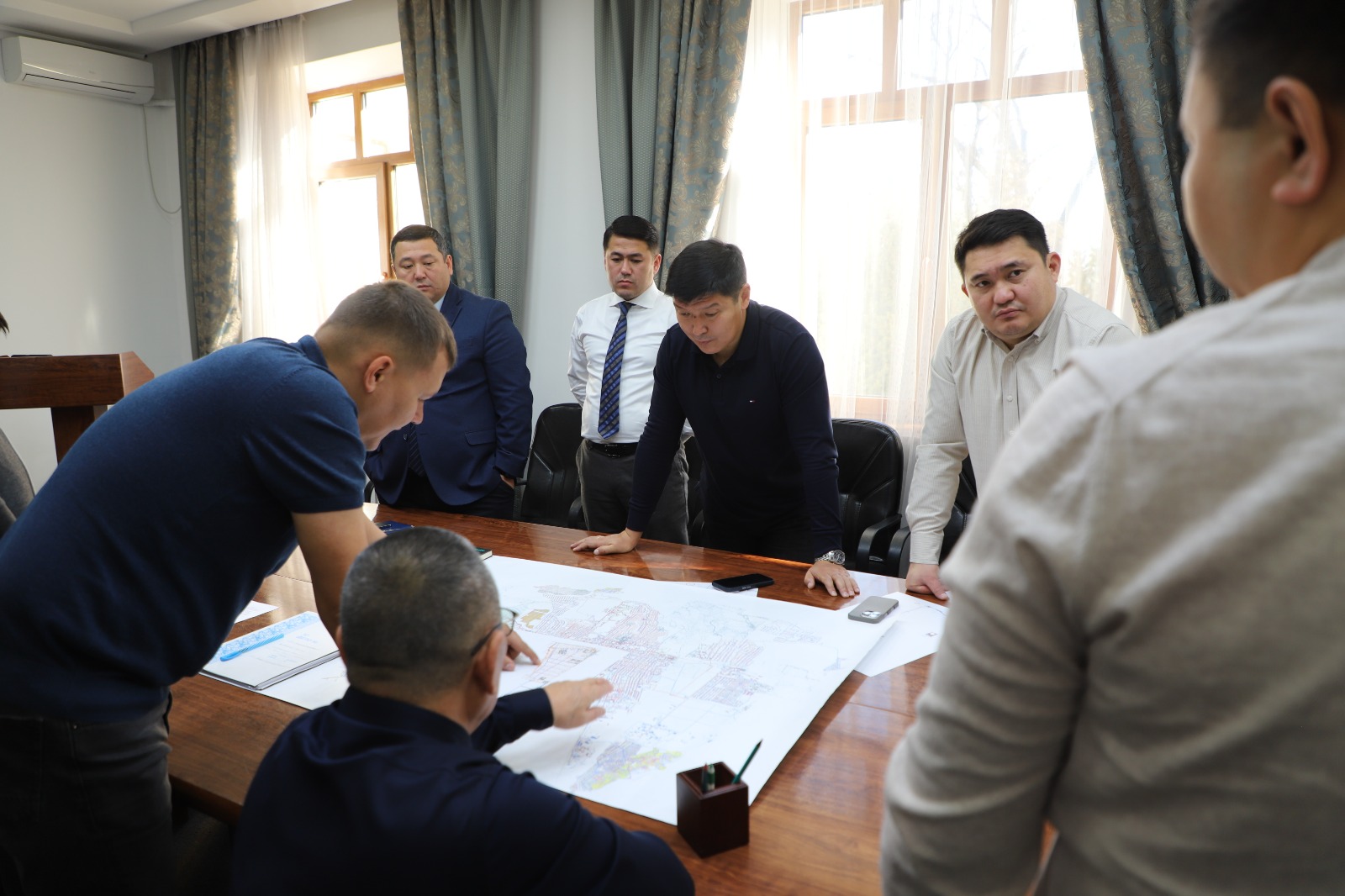 Аким города Ернат Бәзіл рассмотрел проект развития правого берега реки Каратал